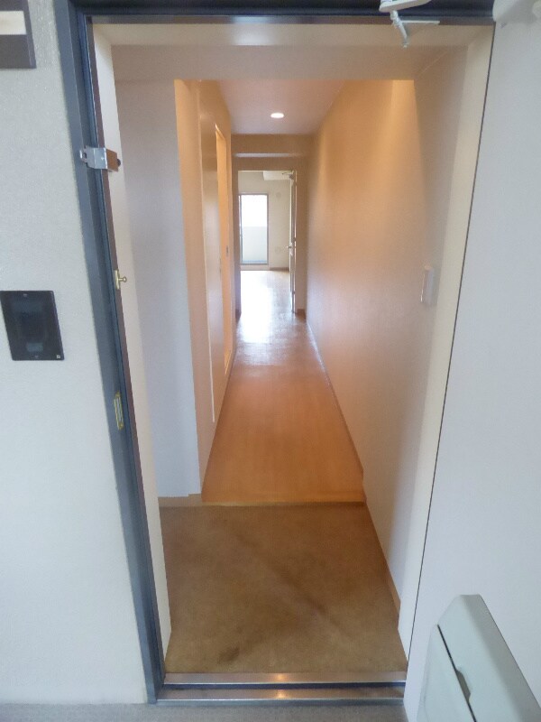 玄関(同物件別部屋参考写真)