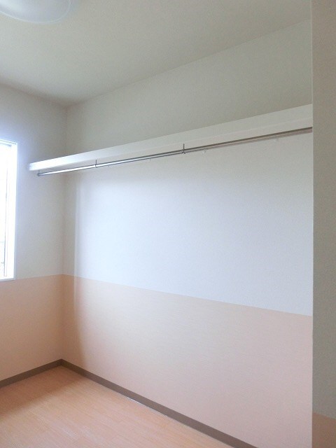 物件内観写真11　(オープンクローゼット)