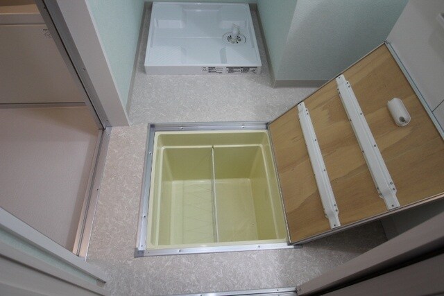 物件内観写真14　(床下収納)