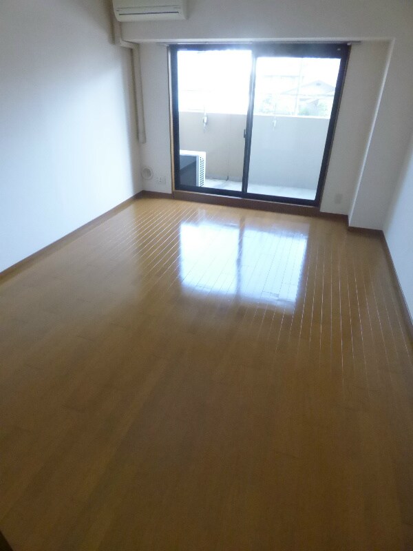 寝室(※同マンション別部屋の参考写真です。)