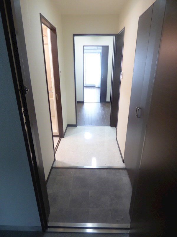 玄関(※同マンション別部屋参考写真)