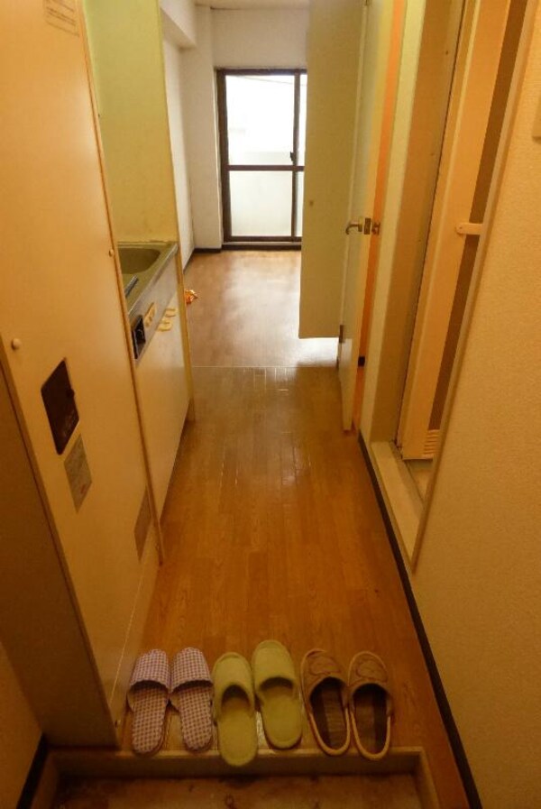 玄関(※同物件別部屋参考写真)