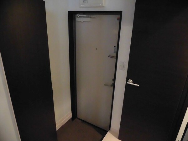 玄関(※同物件別号室参考写真)