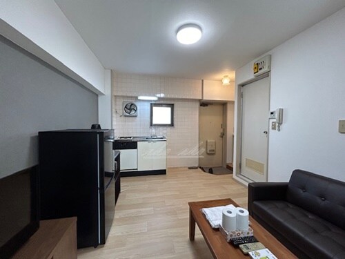 物件内観写真4　(生活に必要な家具・家電付き)