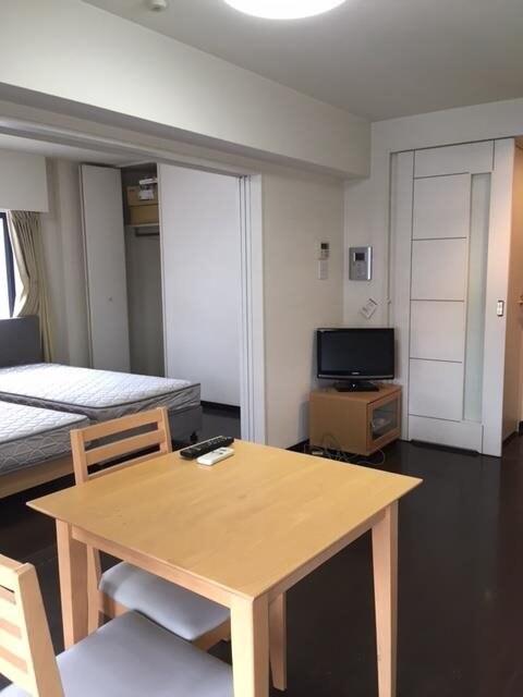 物件内観写真3　(家電・家具が1式揃っております。)