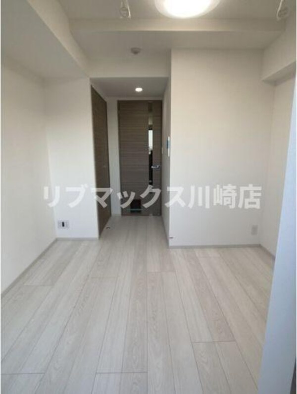 居室(ベッド、マット、椅子、机、テレビ等家具家電を設置致します（賃)