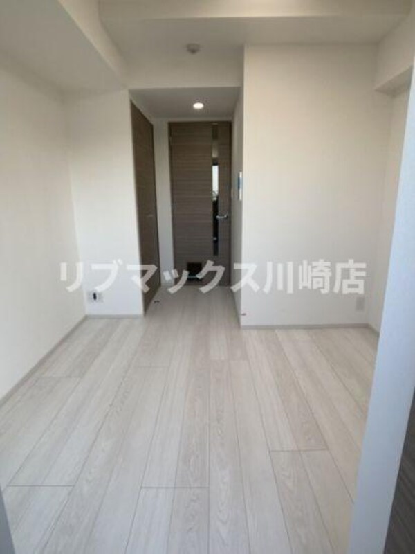 居室(ベッド、マット、椅子、机、テレビ等家具家電を設置致します（賃)