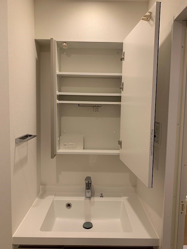 物件内観写真24　(洗面台棚)