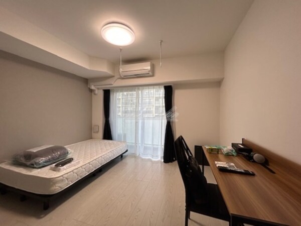 居室(リブマックス仕様の家具家電が入ります。ベッド・机・椅子・掃除)