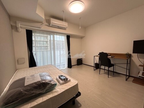 物件内観写真15　(リブマックス仕様の家具家電が入ります。ベッド・机・椅子・掃除)