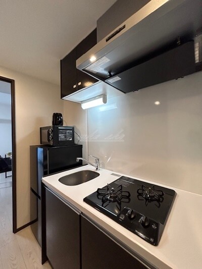 物件内観写真16　(リブマックス仕様の家具家電が入ります。冷蔵庫・電子レンジ)