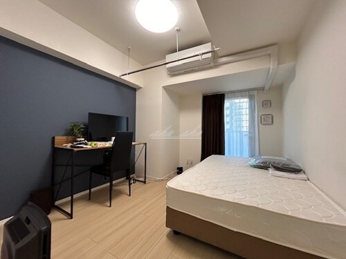 物件内観写真4　(ベッド、ベッドマット、机椅子、テレビ、掃除機、カーテンなどの)