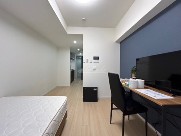 寝室(ベッド、ベッドマット、机椅子、テレビ、掃除機、カーテンなどの)