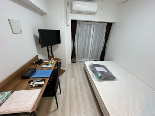 物件内観写真3　(ベッド、机椅子、テレビ等リブマックス仕様の家具家電付き)