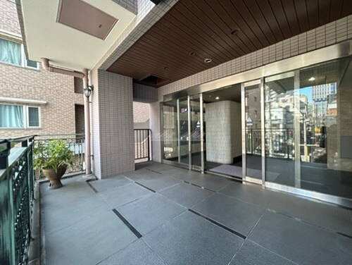 物件外観写真2　(２階エントランス・エレベーターは１階から有り)