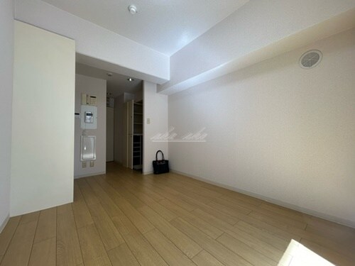 物件内観写真4　(ベッド、机椅子、テレビ、掃除機など家具家電を賃料内で設置)