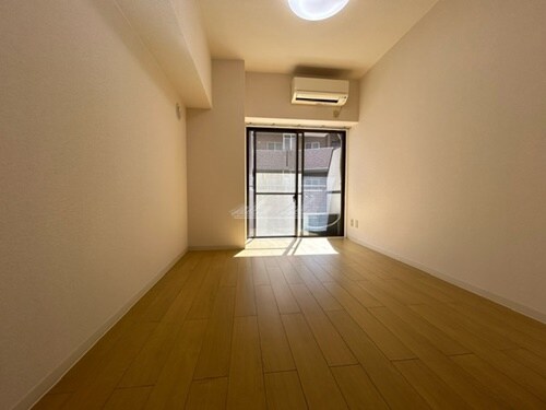 物件内観写真7　(ベッド、机椅子、テレビ、掃除機など家具家電を賃料内で設置)