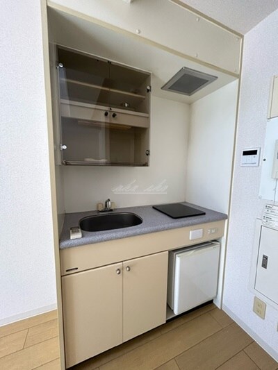 物件内観写真16　(電子レンジ、冷蔵庫など家具家電を賃料内で設置)