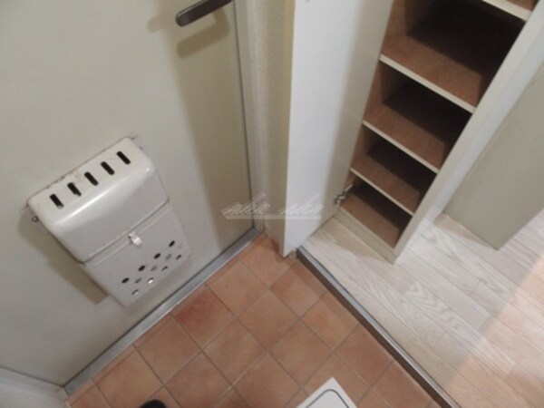 玄関(備え付け家具備品（同仕様）)