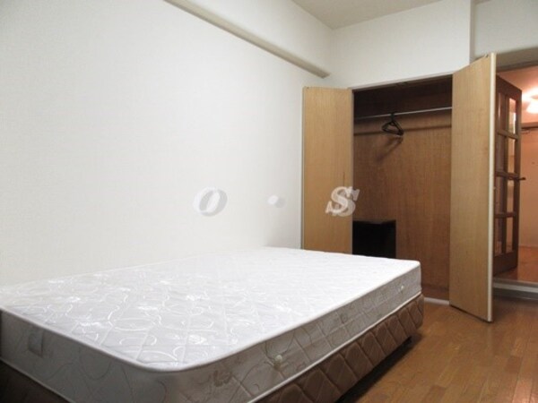 寝室(家具家電付きで引越しの手間と費用が抑えられます。)