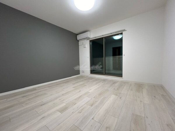 寝室(ベッド、机椅子、テレビ、掃除など家具家電を賃料内で設置)