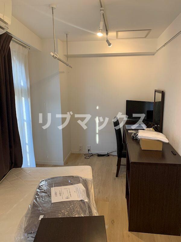 寝室(家具家電付きで引越しの手間が省けます。)