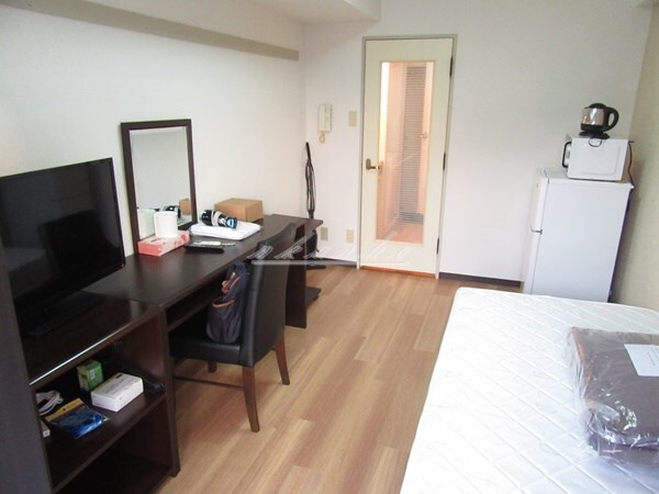 物件内観写真7　(ベッド、机椅子、テレビ等リブマックス仕様の家具家電付き)