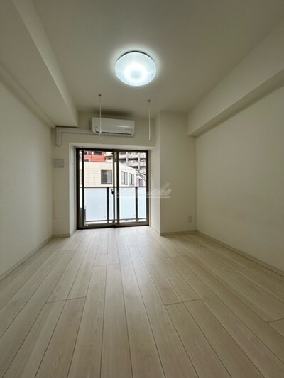 物件内観写真15　(ベッド、机椅子、テレビ、掃除機など家具家電を賃料内で設置)