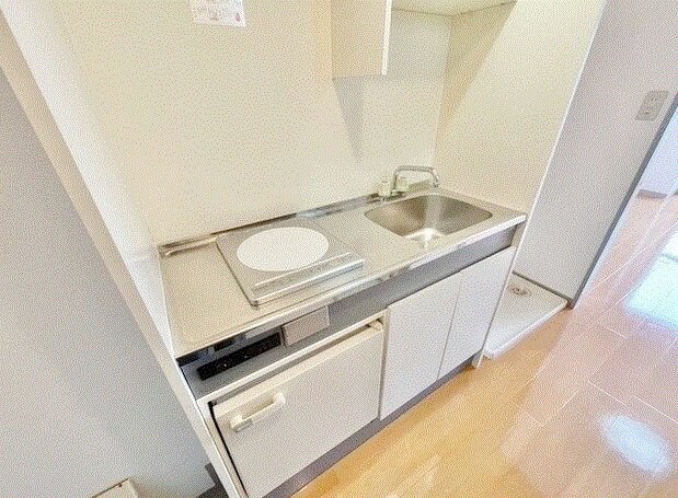 物件内観写真5　(２ドア冷蔵庫、電子レンジ)