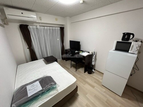 物件内観写真7　(シモンズベッド、マット、机、椅子、テレビ、エアコン、掃除機、)