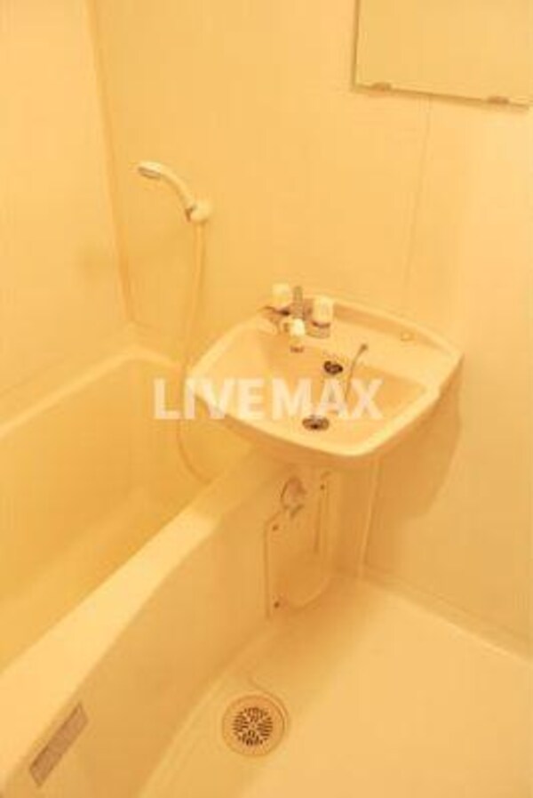 浴室(白を基調とした清潔感のあるバスルーム)