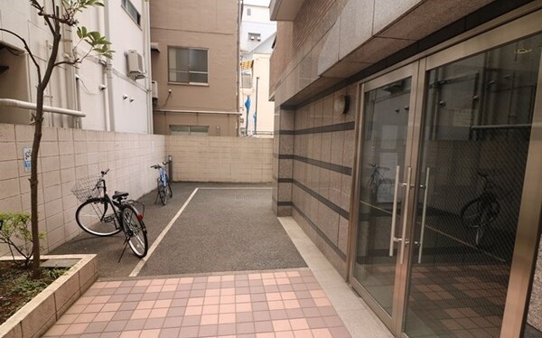 駐車場(弊社は都内全域の家具家電付き物件がご紹介可能です。)