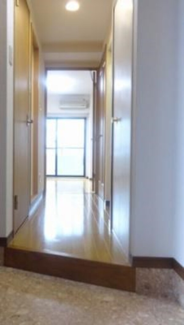 玄関(弊社は都内全域の家具家電付き物件がご紹介可能です。)