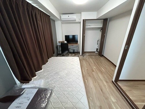 物件内観写真4　(ベッド、ベッドマット、机、イス、テレビ、照明、カーテン、掃除)