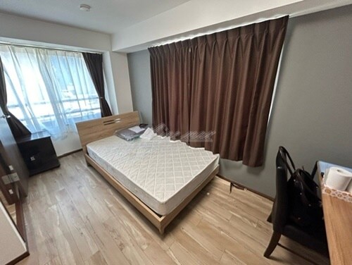 物件内観写真7　(ベッド、ベッドマット、机、イス、テレビ、照明、カーテン、掃除)