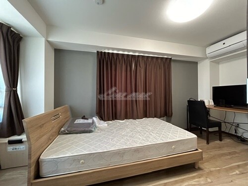 物件内観写真9　(ベッド、ベッドマット、机、イス、テレビ、照明、カーテン、掃除)