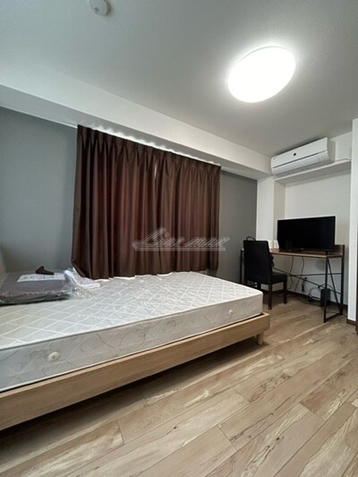 物件内観写真15　(ベッド、ベッドマット、机、イス、テレビ、照明、カーテン、掃除)