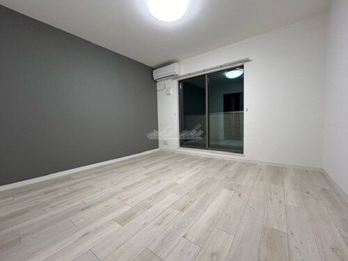 物件内観写真4　(ベッド、机椅子、テレビ、掃除など家具家電を賃料内で設置)