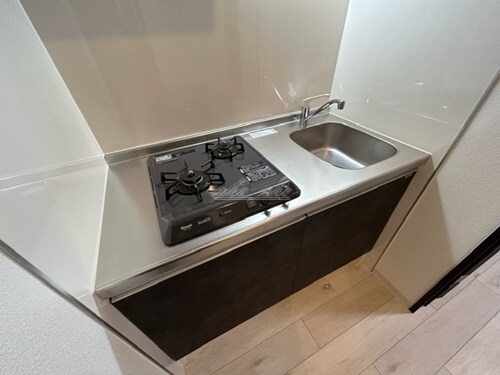 物件内観写真5　(電子レンジ、冷蔵庫など家具家電を賃料内で設置)