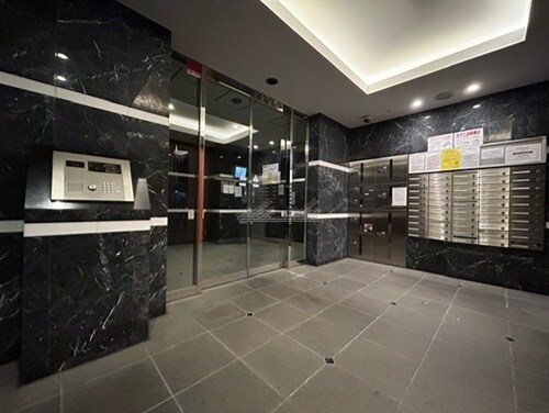 物件外観写真2　(オートロック　宅配ボックス有　防犯カメラ)