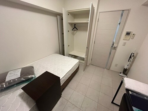 物件内観写真4　(ベッド、机、テレビなど家具家電付き)