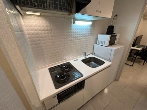 物件内観写真5　(冷蔵庫、電子レンジなど家具家電付き　２口コンロ)