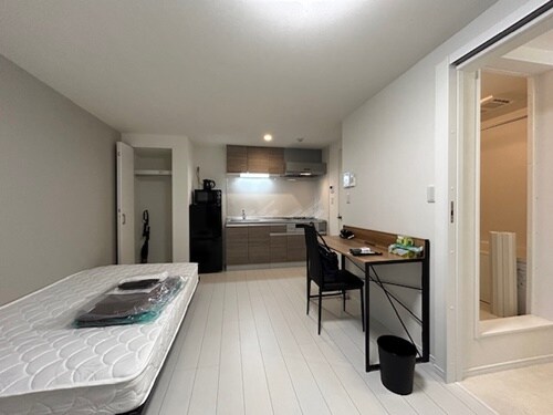 物件内観写真3　(リブマックス仕様の家具家電が入ります・ベッド・マット・テレビ)