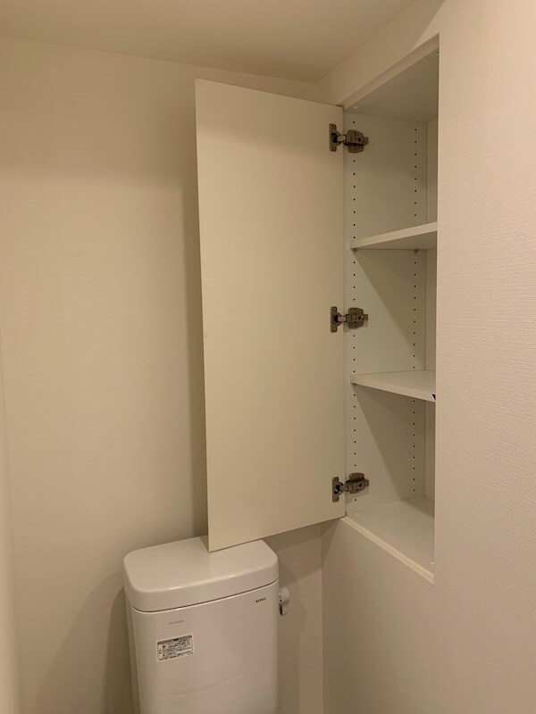 物件内観写真23　(トイレ収納棚)