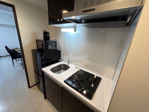 物件内観写真5　(リブマックス仕様の家具家電が入ります。冷蔵庫・電子レンジ)