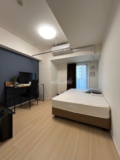 物件内観写真15　(ベッド、ベッドマット、机椅子、テレビ、掃除機、カーテンなどの)