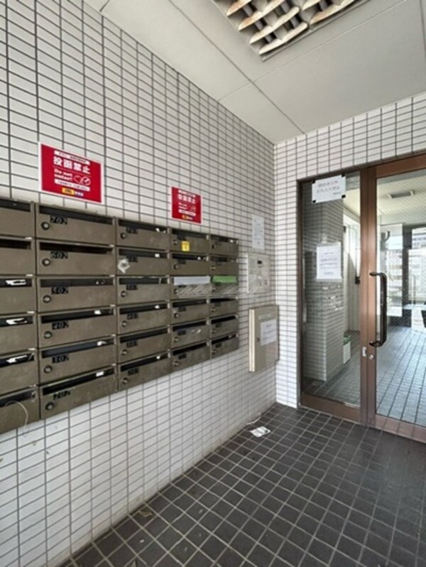 エントランス(備え付け家具備品（同仕様）)