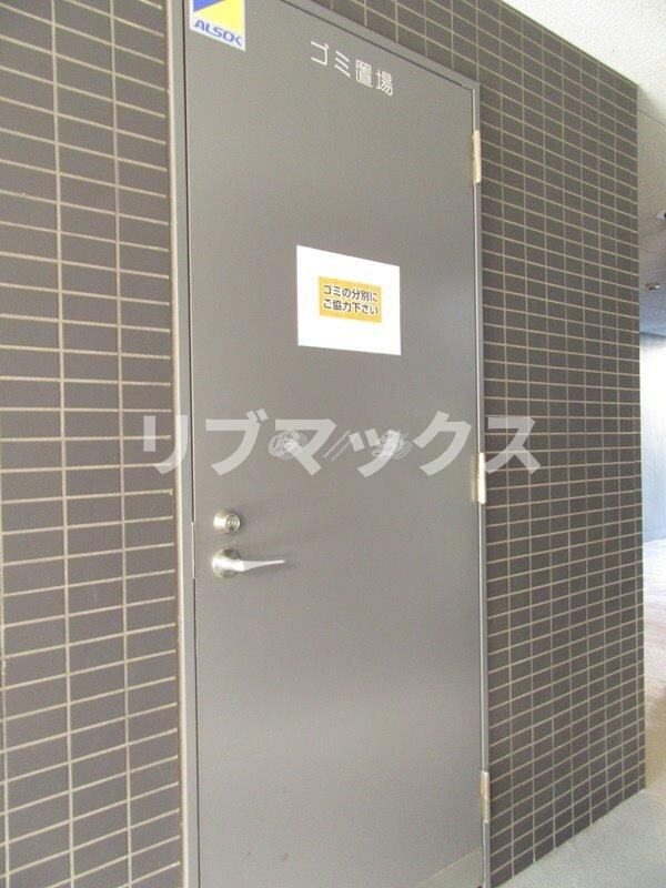 玄関(敷地内ごみ置き場)