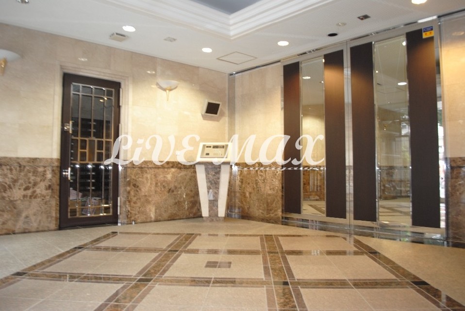 物件外観写真2　(オートロック対応)