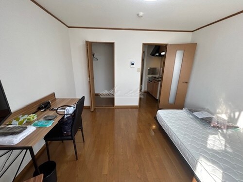 物件内観写真4　(ベッド、机椅子、テレビ等リブマックス仕様の家具家電付き)